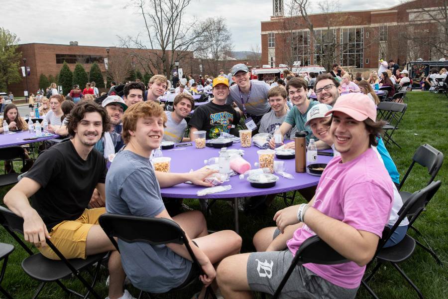 Students enjoy lunch on the quad. 