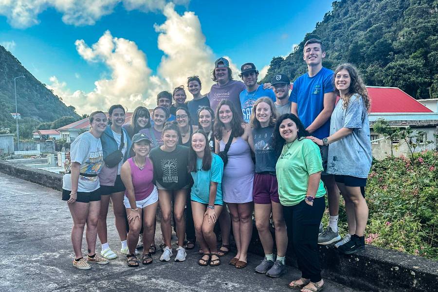 Groups of students on mission in Saba.