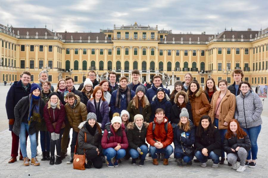 The traditional group picture and visit to Schönbrunn Palace