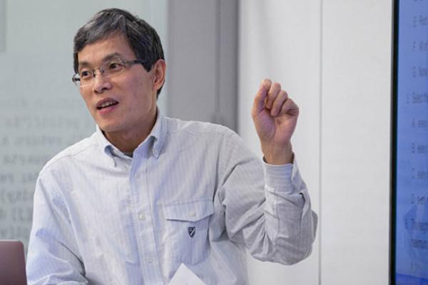 Qinggou Wang teaching data science at Lipscomb.