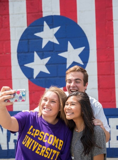 Tourists in front of Nashville sign