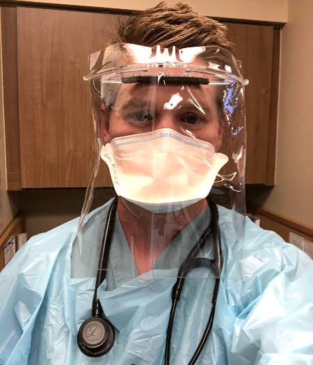 Brandon Lokey ‘05 uses his Lipscomb face shield during his shift as an emergency physician at TriStar Summit Medical center.