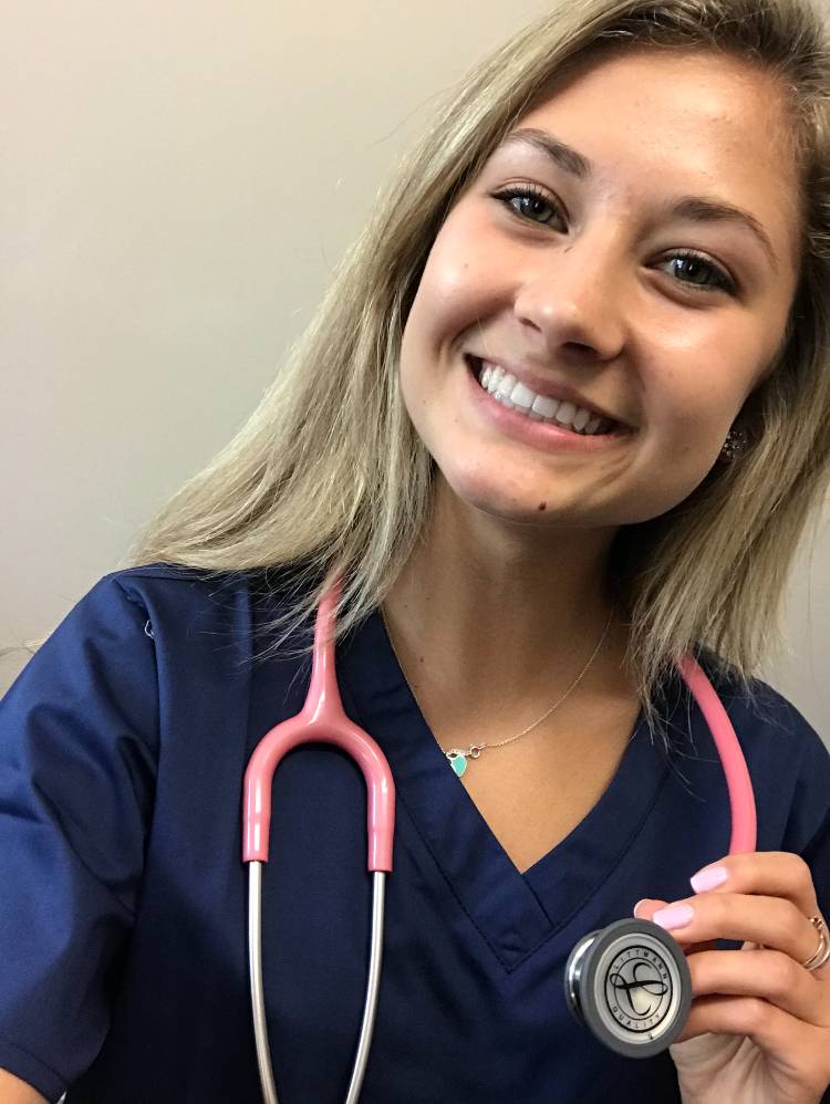 Photo of Lauren Flynt in nursing scrubs