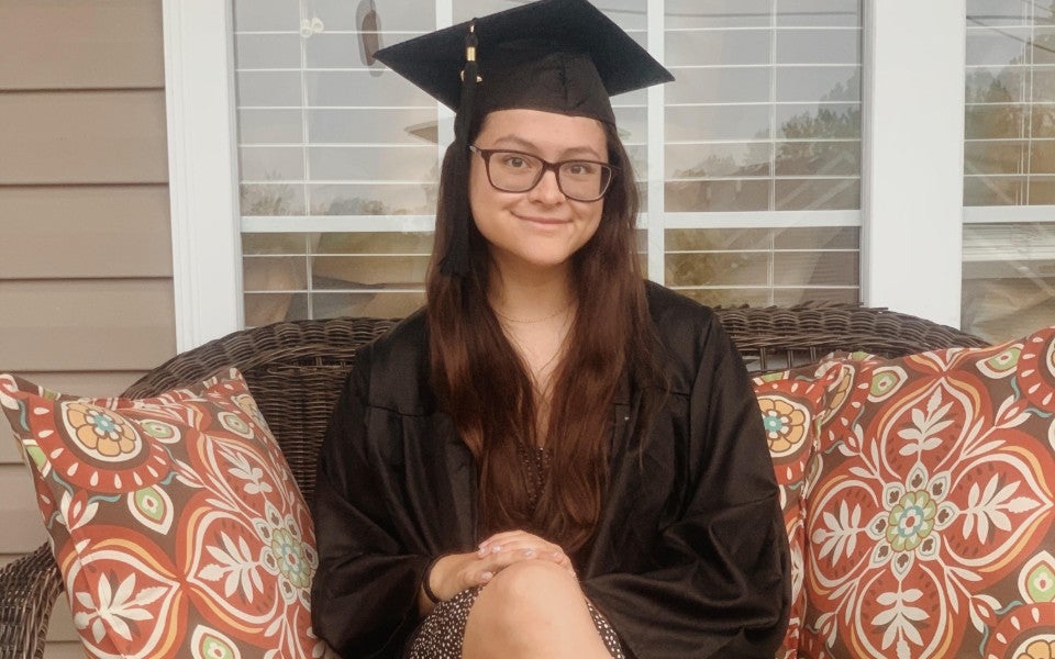 Pionero Scholar Elisa Martinez in cap and gown.