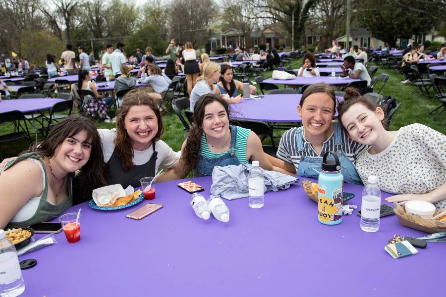 Students enjoy lunch on the quad. 