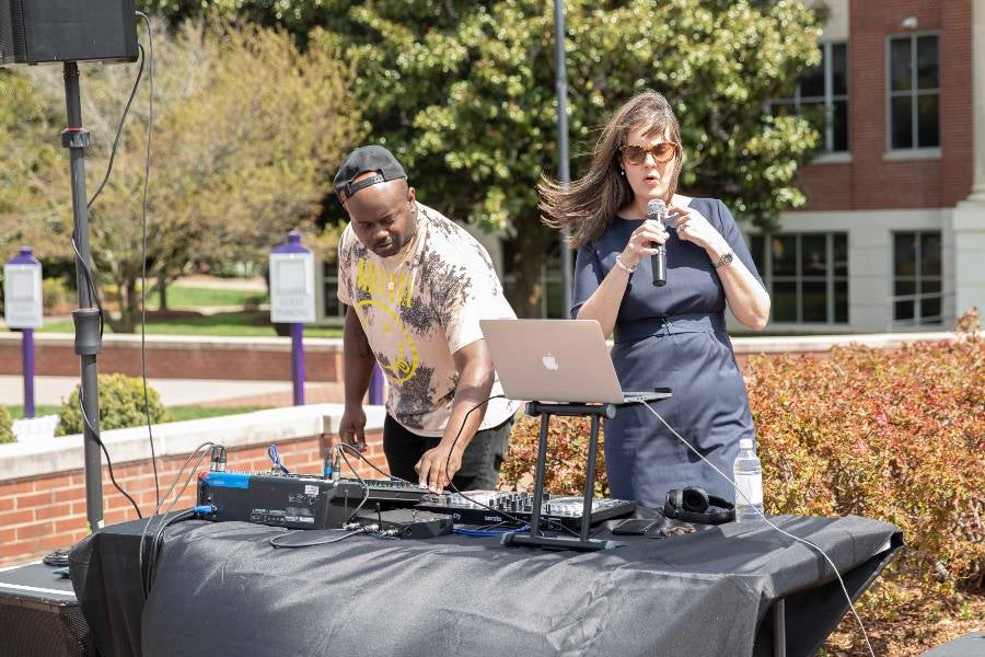 Students enjoy lunch on the quad. 