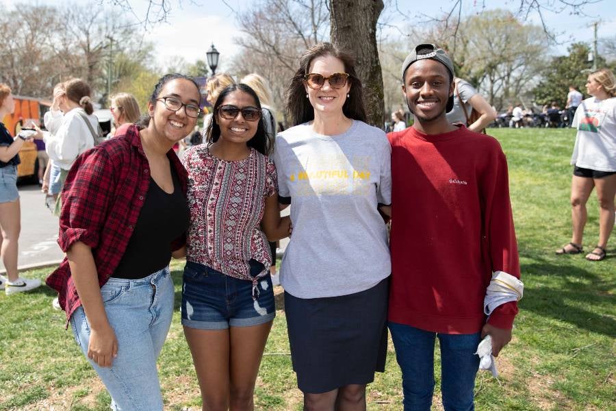 Students enjoy lunch on the quad. 