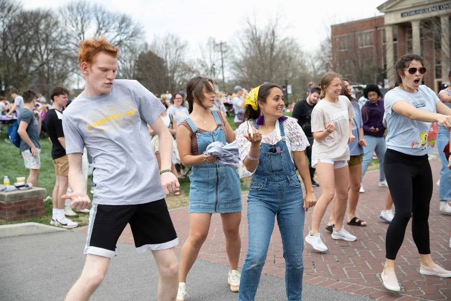 Students enjoy lunch on the quad. 