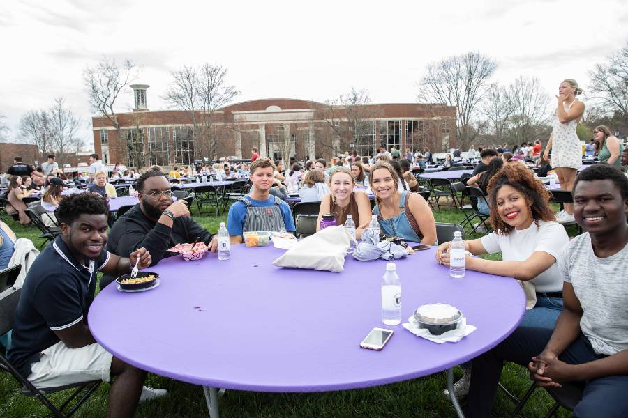 Students enjoy lunch on the quad. 