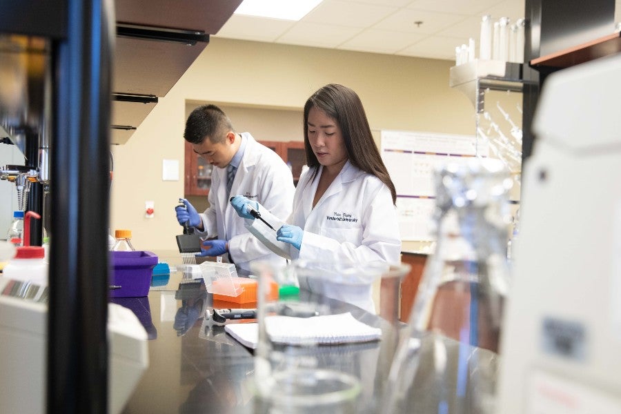 Kangjun Li, (Pharm.D. '21) and Vivian Truong, (Pharm.D. '21)