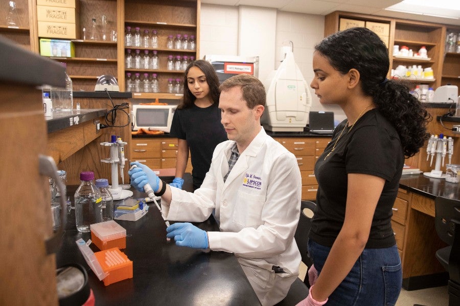 Dr. Kyle Brawner in the biology lab with students