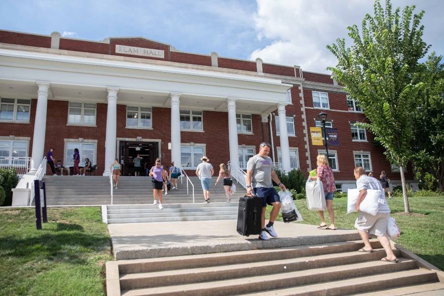 Parents, students and volunteers on help new students move into residence halls. 