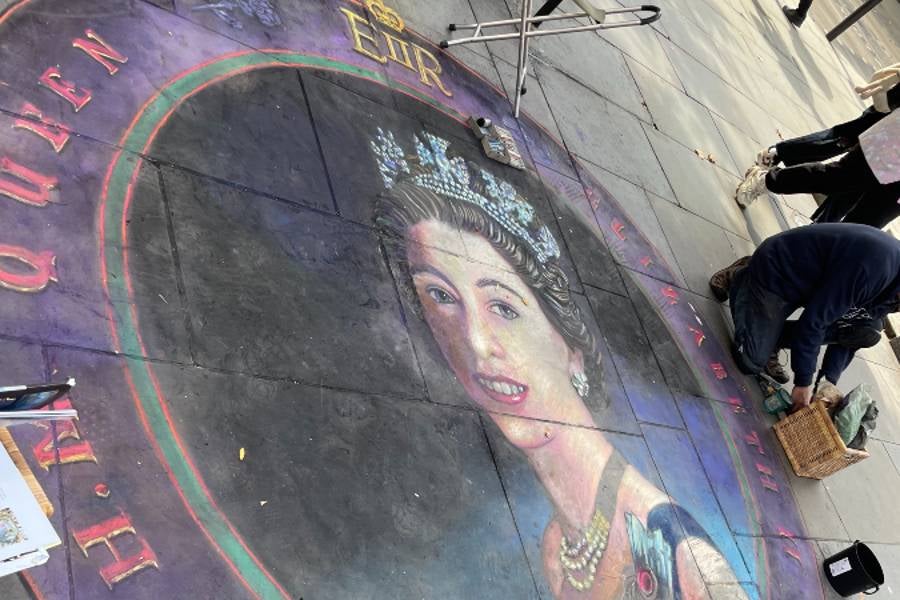 Lipscomb students in London saw a number of tributes to the late Queen Elizabeth II including sidewalk art.