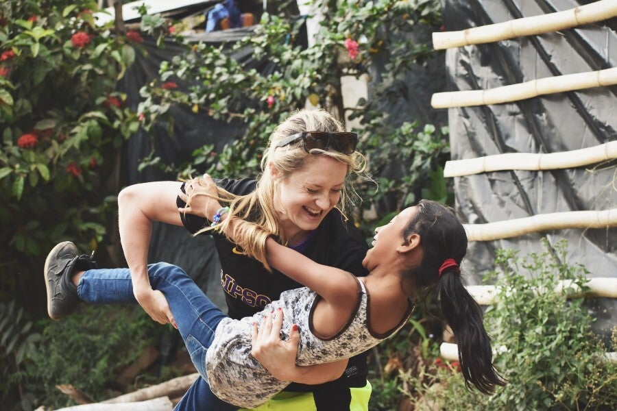 Lipscomb student with a child on a missions trip