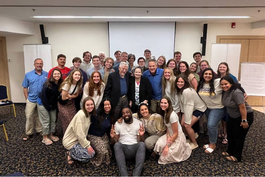 Students with Lipscomb alums Joseph and Marcia Shulam.