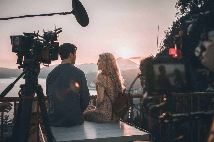 Actors from Sun Moon on set.