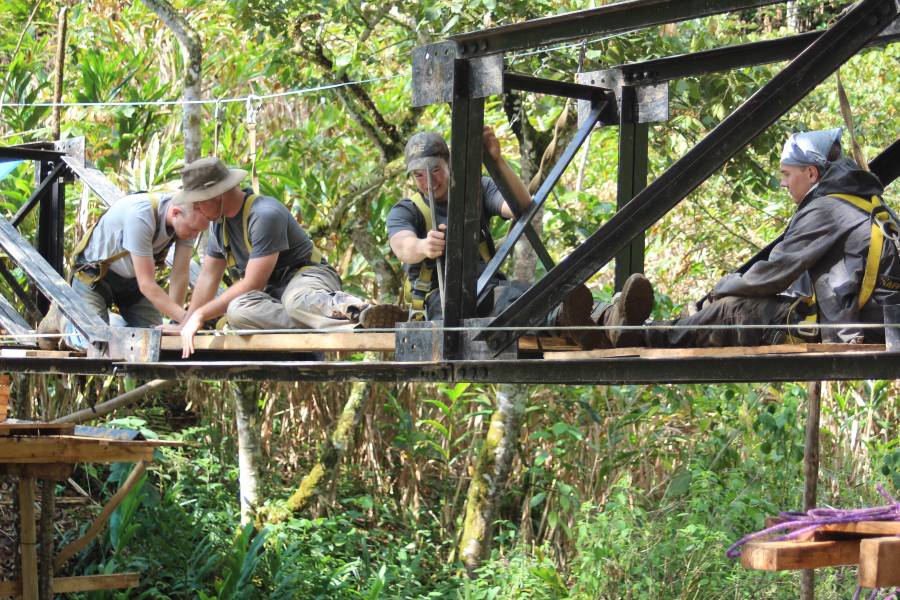 Students workign on a bridge in Ulpan Valley, Guatemala