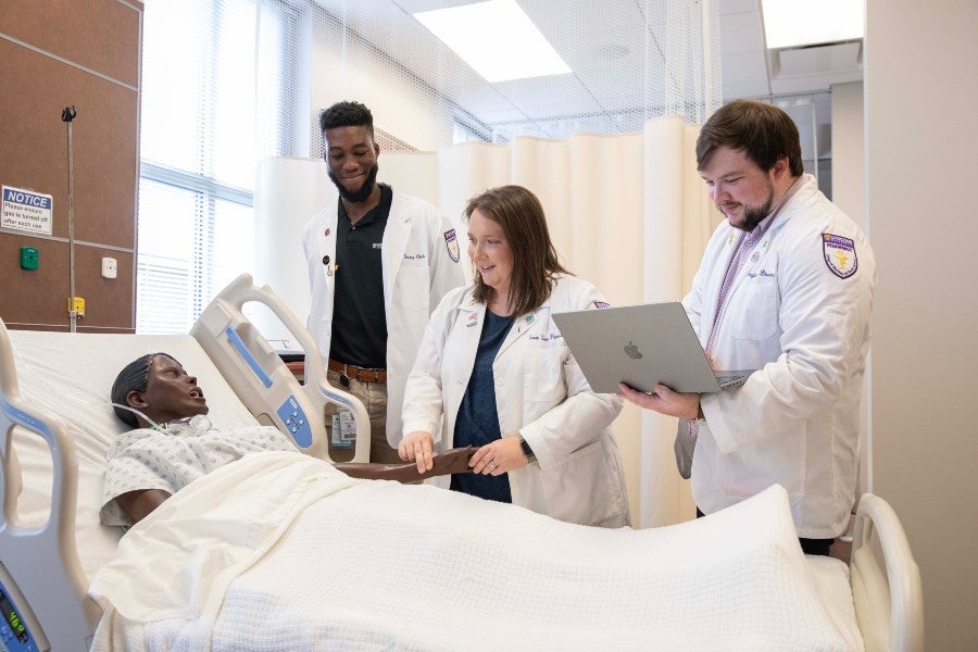 Sarah Uroza teaching pharmacy students a patient simulation