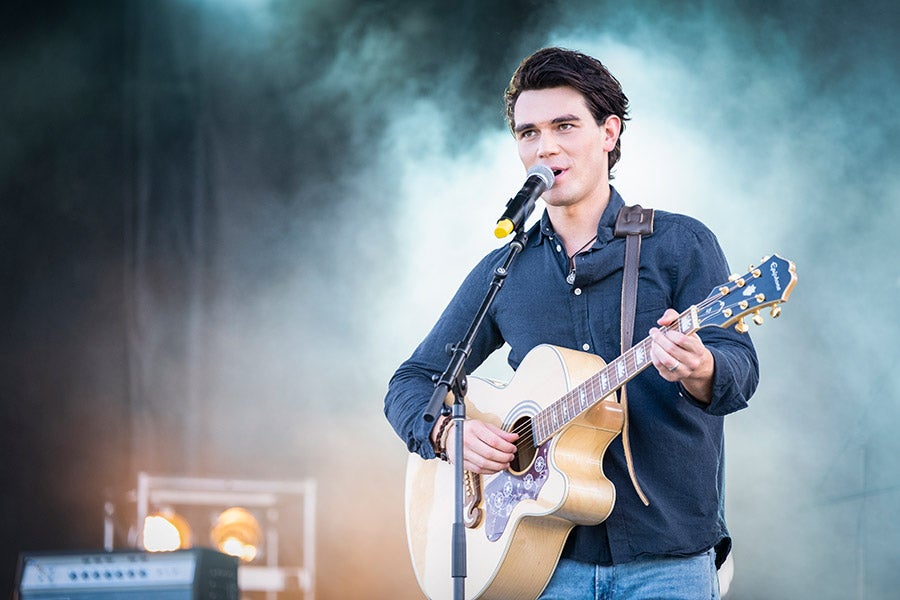 Image of actor portraying Jeremy Camp in 'I Still Believe'