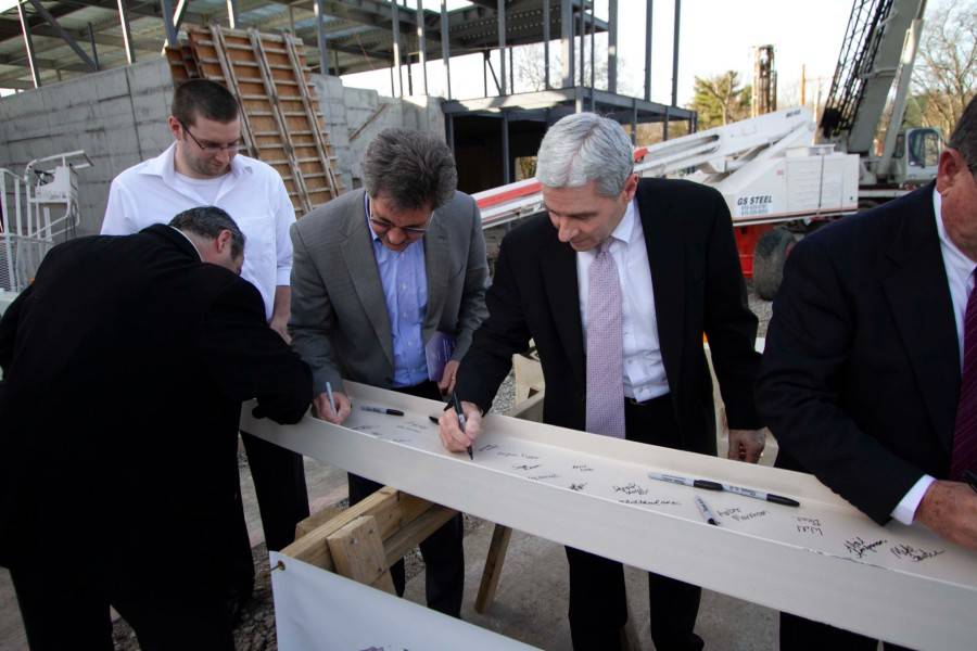 Danny Taylor signing a final beam.