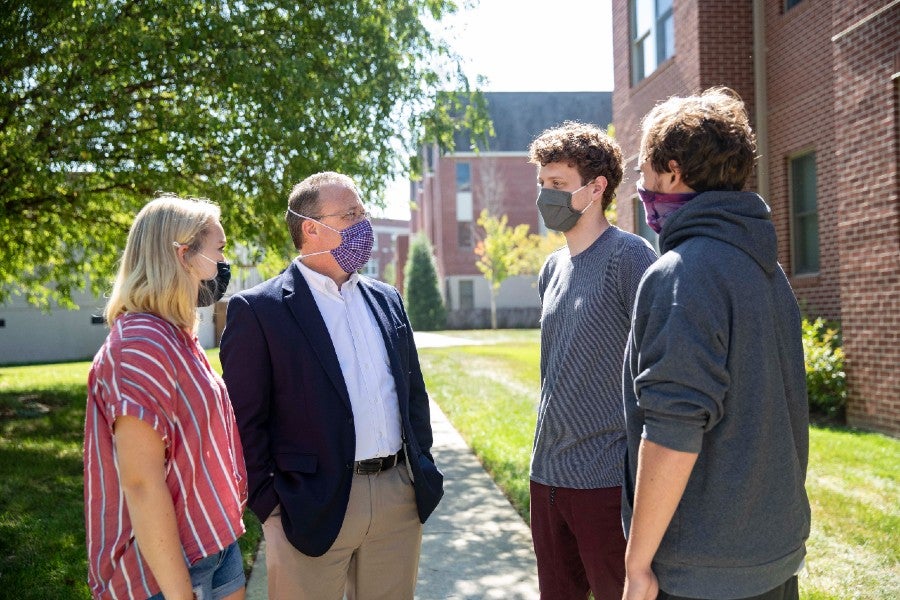 Alan Bradshaw speaking with students