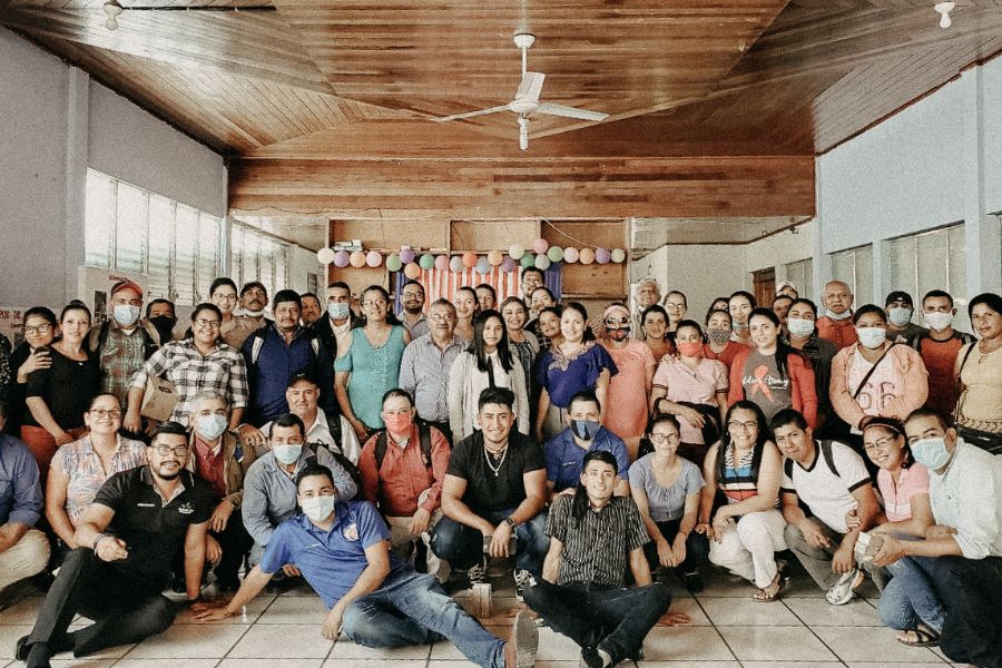 The staff of Misión Para Cristo.