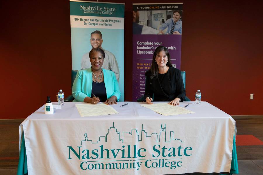 Dr. Jackson and Dr. McQueen sign agreement between Nashville State and Lipscomb. 