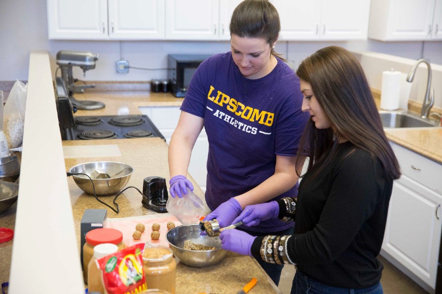 Lipscomb alumna Lee Stowers pepping energy bites during her internship