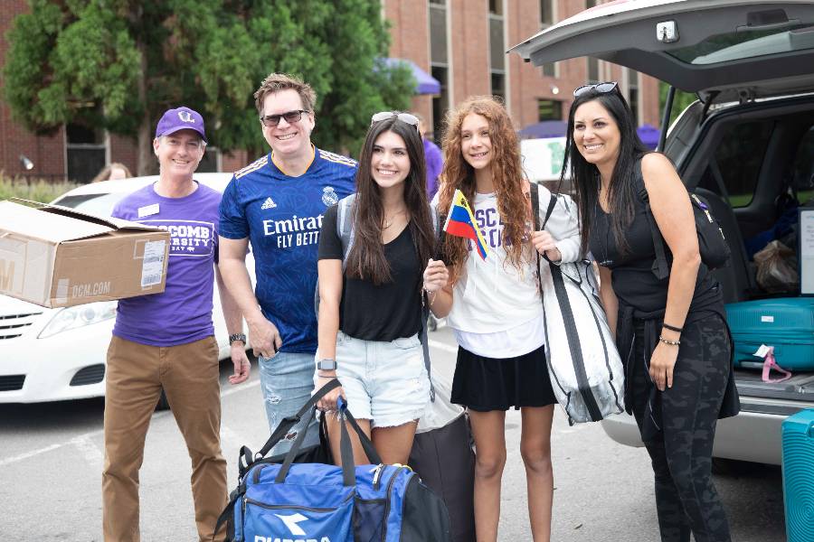 Lipscomb employee helps with new student move in