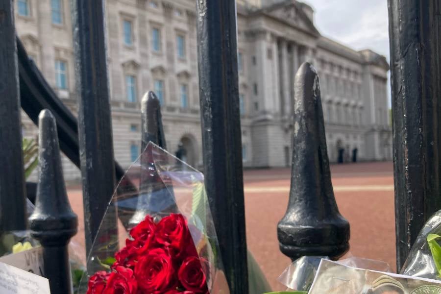 Flowers at the gate of Buckingham Palace. 