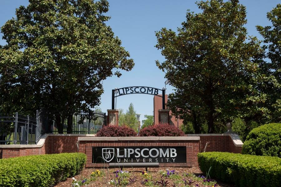 The new arch on campus was given as a gift from the Class of 2022. 