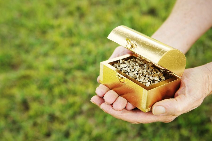 Presentation of a treasure box