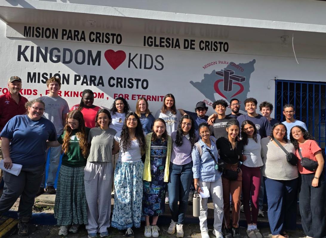 The Nicaragua Med mission team poses in front of the Mision Para Cristo building.