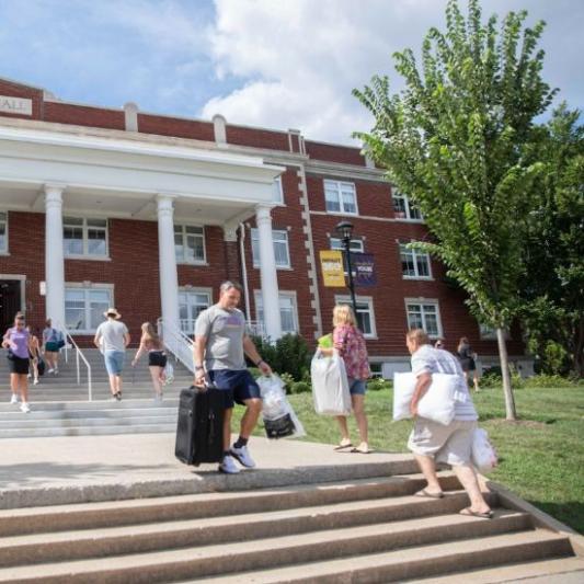 Families moving students into the dorm