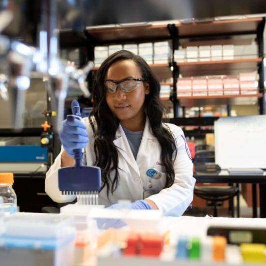 pharmacy student working in the lab